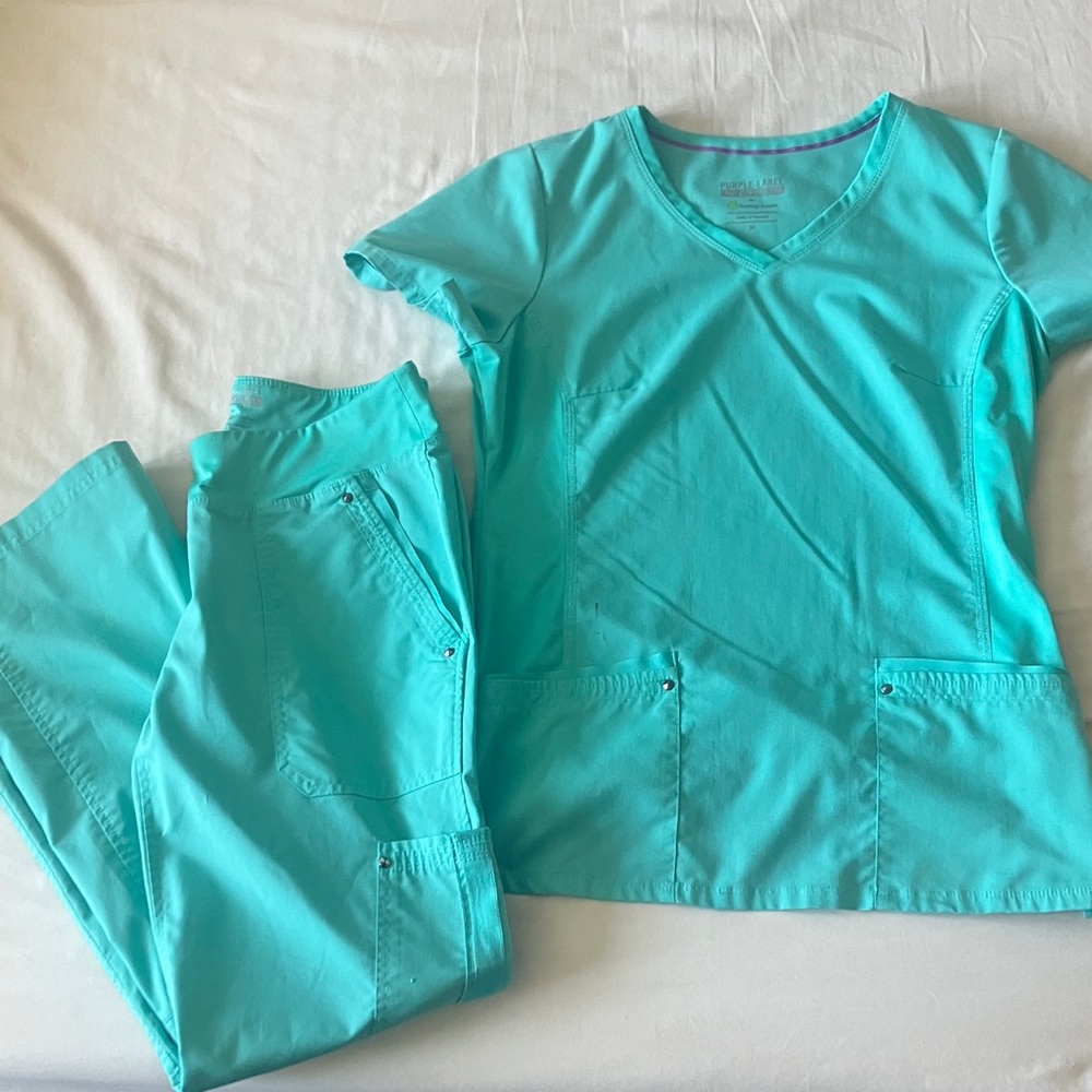 Healing Hands Scrub Set. Medium top, small bottom